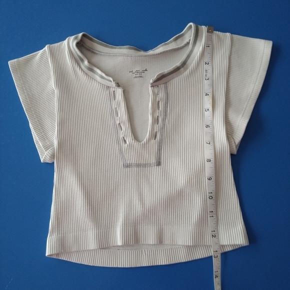 - Urban Outfitters Crop Top. Size XS. Pristine Condition. - Picture 4 of 5